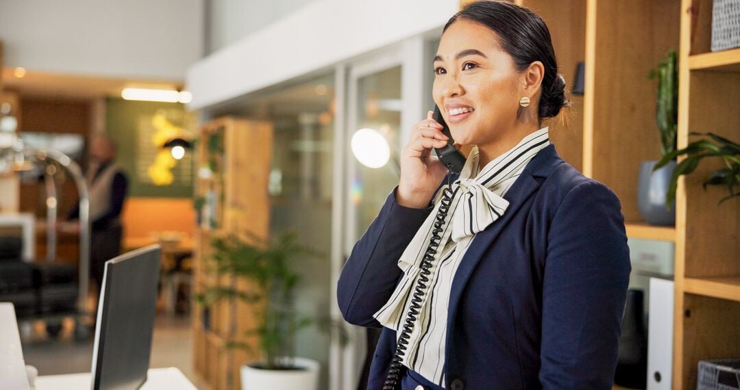 Web_Desktop-Woman, telephone call and happy at hotel, concierge and talk with client for booking information.人，服务台和接待员，带电话