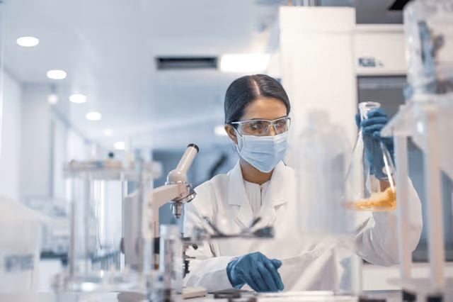 网络图像-女科学家在科学实验室工作